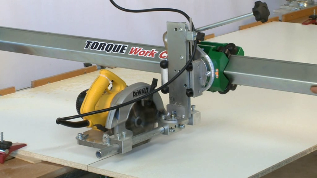 Circular saw attachment for ripping