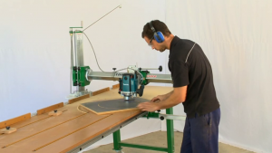 Cutting a circle with a router